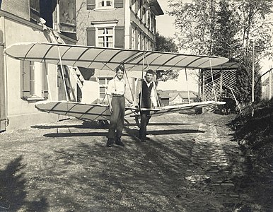 Kurt Rothenberger (à gauche) et Helmut Berg (à droite) avec leur hängegleiter «Chögli» fait maison selon les plans de Hermann Aecherli