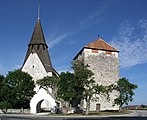 Kirche und Wehrturm aus dem 12. Jahrhundert