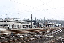 L'intérieur de la gare avec les voies, les quais et le bâtiment voyageurs