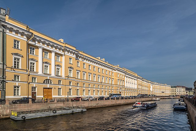 Здание Главного штаба в Санкт-Петербурге, вид на восточное крыло с реки Мойки