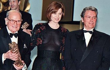 Georges Cravenne Sigourney Weaver Alain Delon.jpg