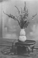 1925. Wohnkultur. Gladiolen-Arrangement als frühherbstlicher Schmuck von Franziska Bruck