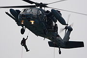 UH-60J救難ヘリコプターより救難員が降下する際の様子