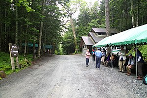 北沢峠（手前が長野県、奥が山梨県）