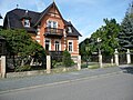 Kleine Villa mit Ecklaube und Einfriedung