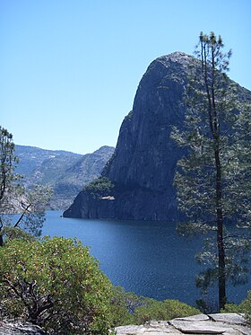 Vue de Kolana Rock avec le réservoir Hetch Hetchy au premier plan.