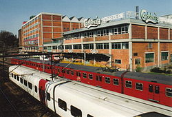 Een intercity (wit) en S-tog (rood) passeren op 4 april 2002 de locatie van het huidige station