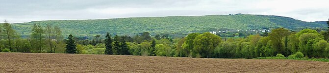 La montagne de Locronan vue depuis la route entre Cast et Kergoat.