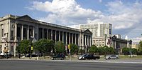 Thư viện miễn phí của thành phố (Free Library of Philadelphia) bên trái ảnh và Tòa án gia đình ở bên phải