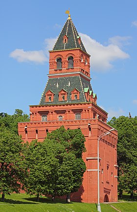 Вид на башню с Васильевского спуска, 2012 год