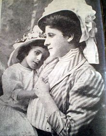 Negru with her daughter Corina before c.1916