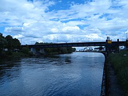 Sidlicha Obschnitt vo da Nibelungenbrücke, links des Sidufa vom Unteren Wöhrd