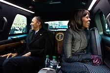 "מכונית נשיא ארצות הברית קאדילק DTS" (מימין: אשת הנשיא מישל אובמה, משמאל: הנשיא ברק אובמה