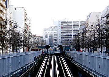 À Bel-Air, le métro ressort furtivement pour franchir la tranchée de l'ancienne ligne de Vincennes.