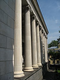 Фрагмент фасада с колоннадой
