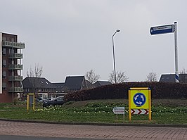 Foto van een rotonde bij de Terrassen met ANWB wegwijzer.