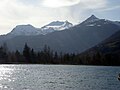 Le lac. Vue au fond sur le massif du Vieux Chaillol avec les sommets du Vieux Chaillol, du Palastre et de la Pousterle.