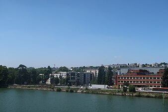 À droite, siège de Bel, ex-parfumerie Coty ; à l'extrême gauche, le parc du Château.