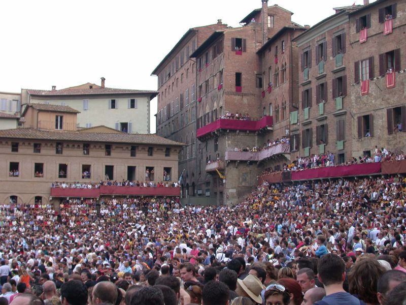 Ficheiro:Siena Piazza del Campo 20030815-375.jpg