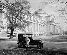 Ford Model T parked in front of the National Museum in 1926 Smithsonian Natural History Museum circa 1926.jpg