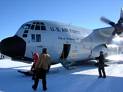 Dodávka surovin a jídla z upraveného LC-130 Hercules.