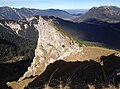 Stuibenspitze vom Stuibenkopf aus gesehen. Im Hintergrund v.l.n.r. Ammergebirge, Loisachtal, Starnberger See und Estergebirge.