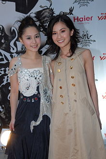 Джиллиан Чанг (слева) и Шарлин Чой (справа) на красной дорожке церемонии вручения наград MTV Asia Awards в Бангкоке, Таиланд, 6 мая 2006 года.