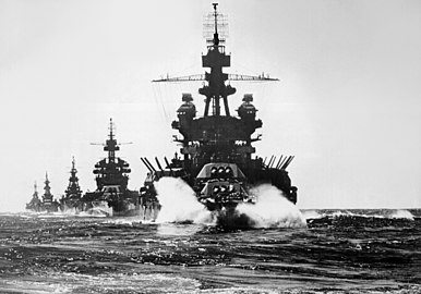 Escadre menée par les USS Pennsylvania (BB-38) et Colorado (BB-45) entrant dans le golfe de Lingayen aux Philippines, en janvier 1945.