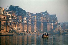 Varanasi'deki Ganj Nehri kıyısında yer alan binalar