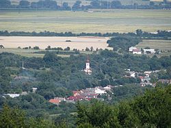Pohled na obec ze Slánských vrchů