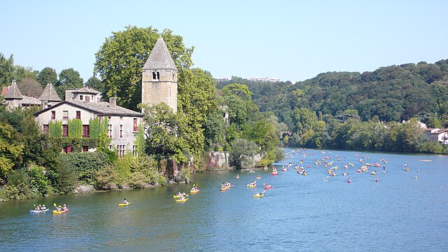 . Église Notre-Dame, sur l'Île Barbe.  (définition réelle 2 048 × 1 536)