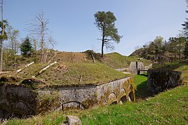 Vue du dessus de la caponnière double et de l'entrée du fort du Parmont (rideau de la Haute-Moselle).