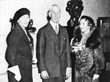 English: Artist Malvina Hoffman; Stanley Field, director and the nephew of the founder of the Field Museum of Natural History in Chicago; and actress Mary Pickford at the 1934 opening of Hoffman's Grand Central Art Galleries exhibition "The Races of Man."
