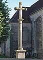Monumentalkreuz vor der Kirche