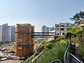 连接秀茂坪及北面住宅区的行人天桥（2022年9月）
