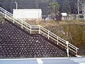 国道152号線から見た駅。 階段下に相月駅前バス停（2009年12月30日）