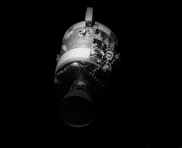 Le module de service endommagé, photographié peu après son largage, près de la Terre, alors que l'équipage est toujours à bord du module lunaire (17 avril).