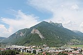 Photographie panoramique de la zone industrielle de Viuz sur fond des sommets environnants.