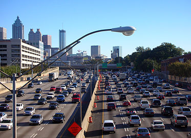 Photographie d'embouteillages automobiles sur une autoroute à 2 × 7 voies.