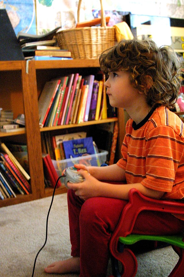 Enfant jouant à une GameCube.