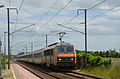 BB26000 et ses voitures corail traversant la gare de Frénouville-Cagny.