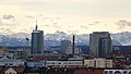 Blick vom Olympiaberg mit Central Tower Munich und Allianz-Zentrum bei Föhn - mit Bergsicht