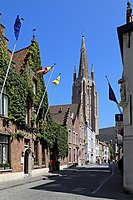 De Heilige-Geeststraat in zuidelijke richting gezien, met op de achtergrond de toren van de Onze-Lieve-Vrouwekerk