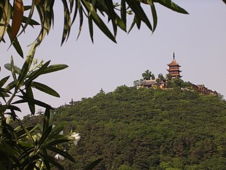 Буддийский храм на вершине холма Ланшань