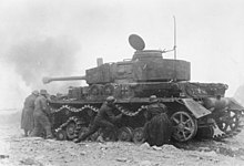A German tank crew attempts to restore their Panzer IV's mobility after battle damage inflicted during the fighting Bundesarchiv Bild 101I-312-0998-27, Monte Cassino, Panzerreparatur wahrend Kampf.jpg