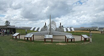 Douglas C-47 Dakota exposé à la batterie de Merville, dans le Calvados. Le C-47 est la version militaire du DC-3, également construit par Douglas Aircraft Company. (définition réelle 3 600 × 1 928)