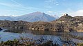 Il castello visto dal lago Pistono