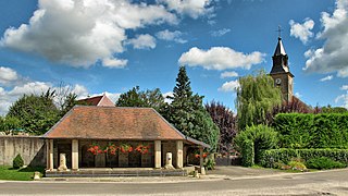 Le lavoir-abreuvoir et l'église.