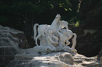 Chevaux du soleil, sur la droite du bosquet[5].