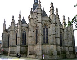 Photo montrant un chevet d'église gothique tardif, avec des chapelles rayonnantes et au-dessus le haut chœur puis le clocher construit sur la croisée du transept